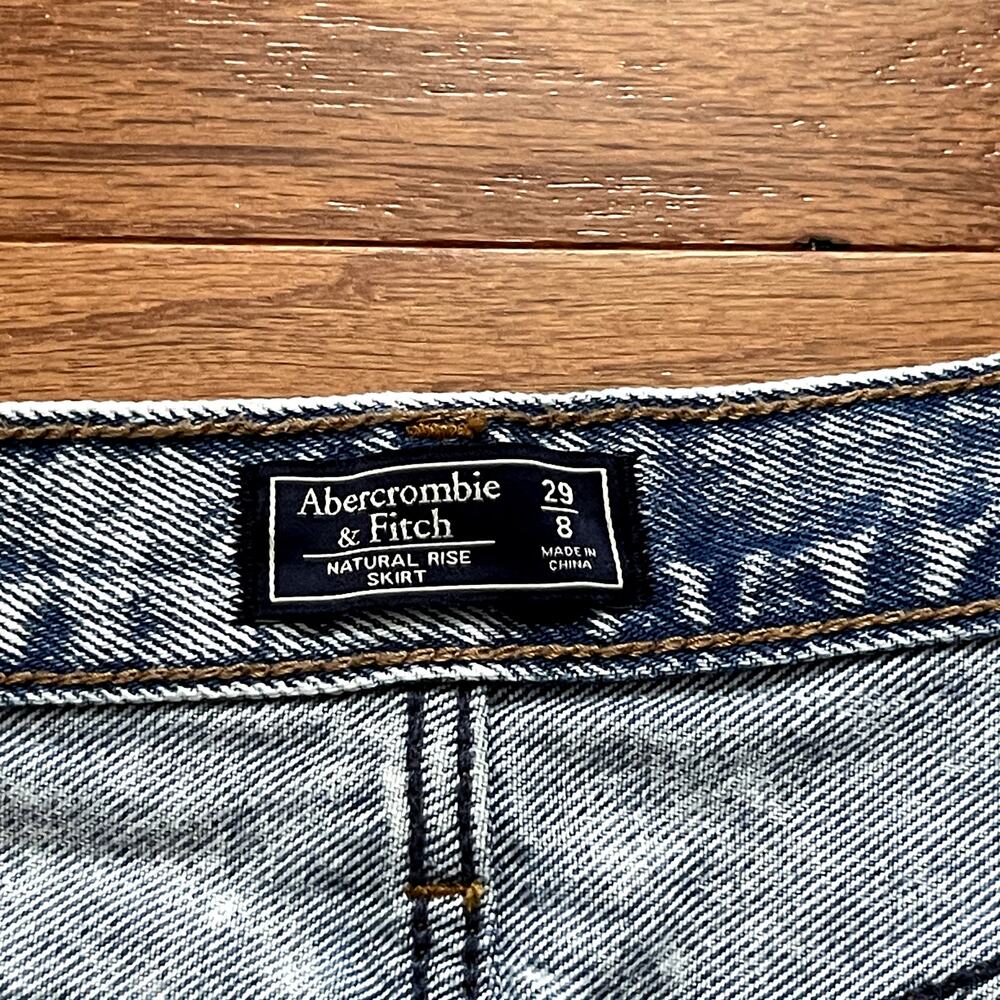 Abercrombie and Fitch Light Wash Denim Natural Rise Mini Jean Skirt Size 29 / 8 - Picture 4 of 5
